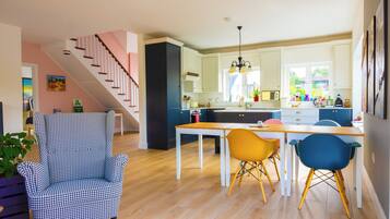 Full-sized fridge, microwave, dishwasher, espresso maker