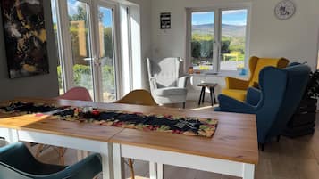 32-inch Smart TV with cable channels, TV, Netflix