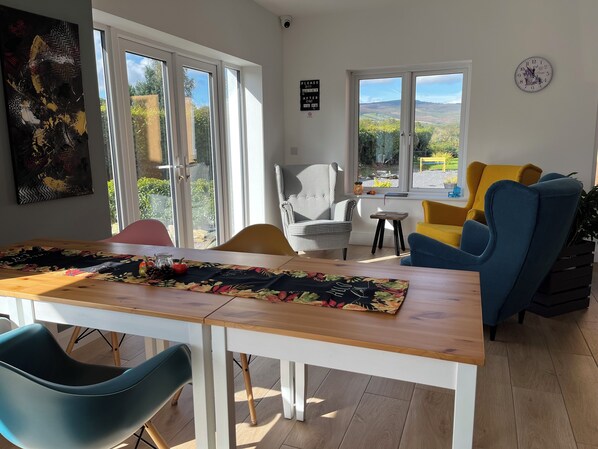 32-inch Smart TV with cable channels, TV, Netflix