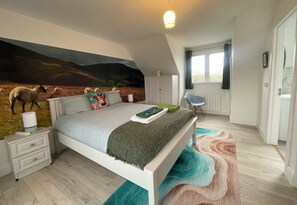 Deluxe Double Room, 1 King Bed, Mountain View, Garden Area