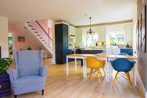 32-inch Smart TV with cable channels, TV, Netflix