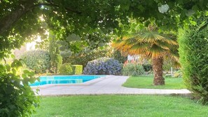 Una piscina al aire libre, una piscina climatizada