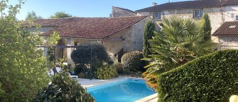 Een buitenzwembad en een verwarmd zwembad