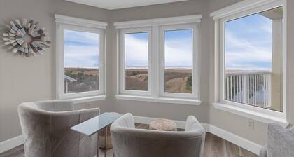 AMAZING VIEWS, Beachfront, Pets OK, In Town, Elevator, Walk to Beach (Azure)