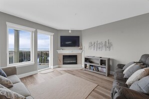 Smart TV, chimenea y libros 