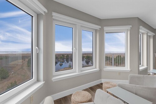 AMAZING VIEWS, Beachfront, Pets OK, In Town, Elevator, Walk to Beach (Azure)