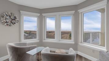 TV connectée, cheminée, livres