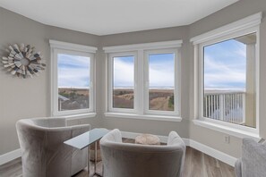 Een smart-tv, een open haard en boeken