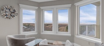 AMAZING VIEWS, Beachfront, Pets OK, In Town, Elevator, Walk to Beach (Azure)