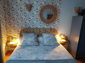 2 habitaciones, tabla de planchar con plancha y cuna de viaje 