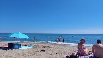Una spiaggia nelle vicinanze, lettini da mare