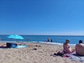 Nær stranden og solsenger