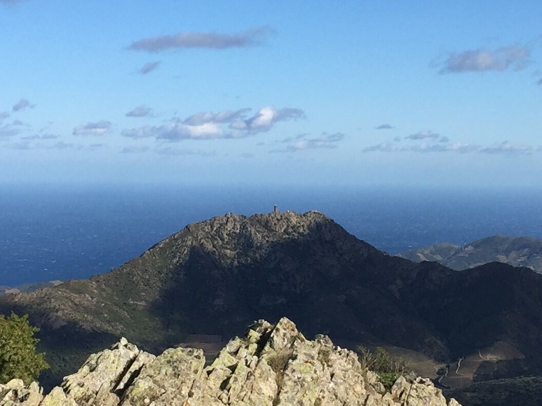 Un paysage montagneux caractérisé par un terrain rocheux et un ciel dégagé.