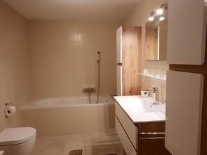 Shower, towels, soap, shampoo - Idyllischer Bauernhof 1 (Wildensbuch)