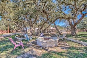 Property grounds - Acorn Hills Private Retreat! Pet Friendly! Pool and Hot Tub! (New Braunfels)