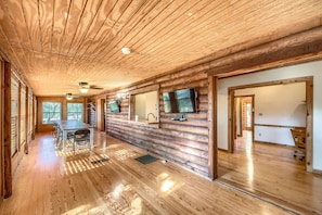 Interior - Acorn Hills Private Retreat! Pet Friendly! Pool and Hot Tub! (New Braunfels)