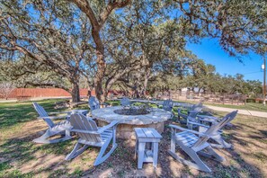 Property grounds - Acorn Hills Private Retreat! Pet Friendly! Pool and Hot Tub! (New Braunfels)