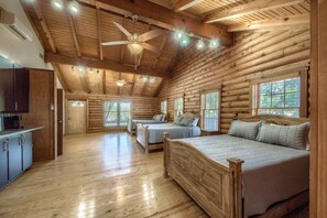 10 bedrooms, iron/ironing board, WiFi, bed sheets - Acorn Hills Private Retreat! Pet Friendly! Pool and Hot Tub! (New Braunfels)