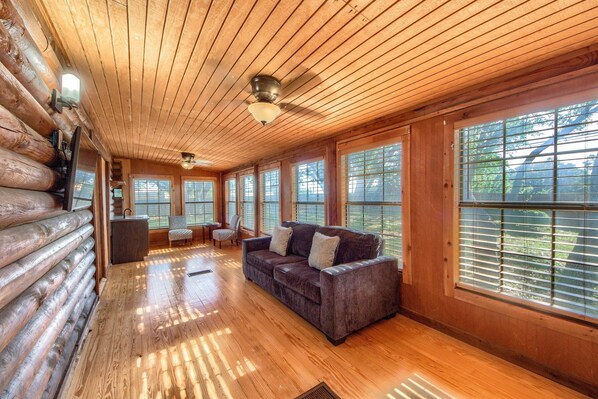 Smart TV - Acorn Hills Private Retreat! Pet Friendly! Pool and Hot Tub! (New Braunfels)