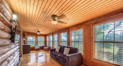 Acorn Hills Private Retreat! Pet Friendly! Pool and Hot Tub!