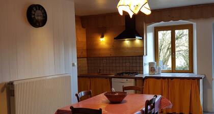 Authentic Jura farmhouse at the gateway to the Cascades du Hérisson