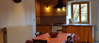 Authentic Jura farmhouse at the gateway to the Cascades du Hérisson