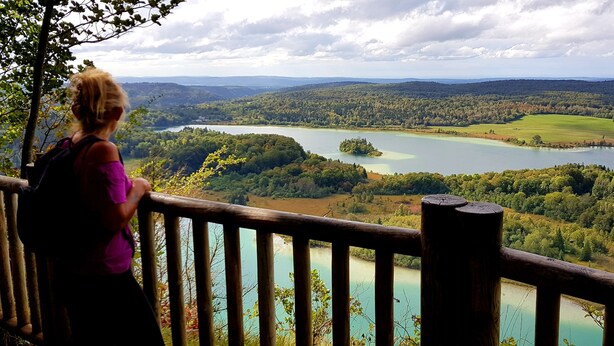 A person overlooking a lake surrounded by forested hills. - Authentic Jura farmhouse at the gateway to the Cascades du Hérisson (Saugeot)