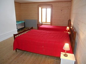 2 bedrooms, iron/ironing board, travel crib, free WiFi - Authentic Jura farmhouse at the gateway to the Cascades du Hérisson (Saugeot)