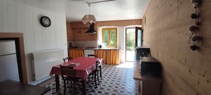 Dining - Authentic Jura farmhouse at the gateway to the Cascades du Hérisson (Saugeot)