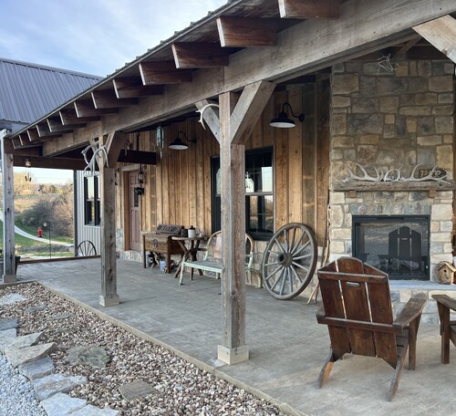 LODGE AT SADDLE RIDGE. Just five minutes from Hermann.