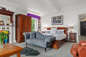 5 Schlafzimmer, Schreibtisch, Bügeleisen/Bügelbrett, Reisekinderbett