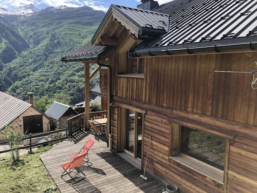 Chalet with nice view, garden and hot tub. Ideal for skiing and cycling!