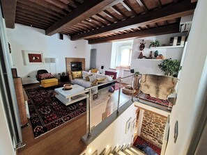Smart TV, fireplace, DVD player, books