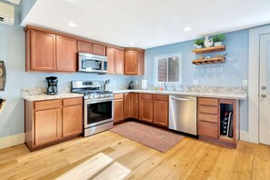 Kühlschrank, Mikrowelle, Ofen, Geschirrspüler