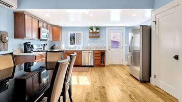 Geladeira, micro-ondas, fogão, lava-louças