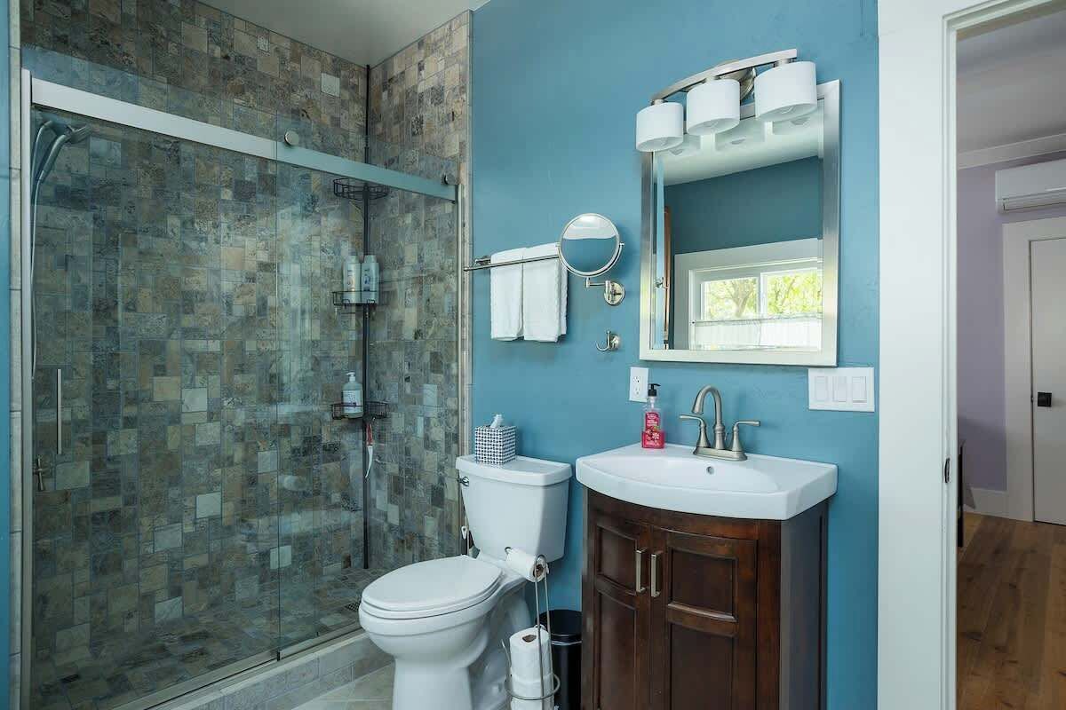 Een douche, een haardroger, handdoeken, zeep