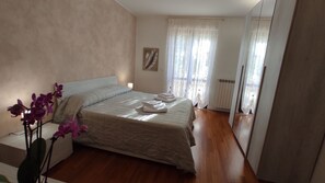 2 bedrooms, in-room safe, desk, iron/ironing board