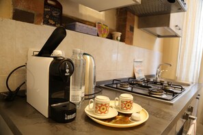 Kjøleskap, mikrobølgeovn, ovn og kaffetrakter/tekoker