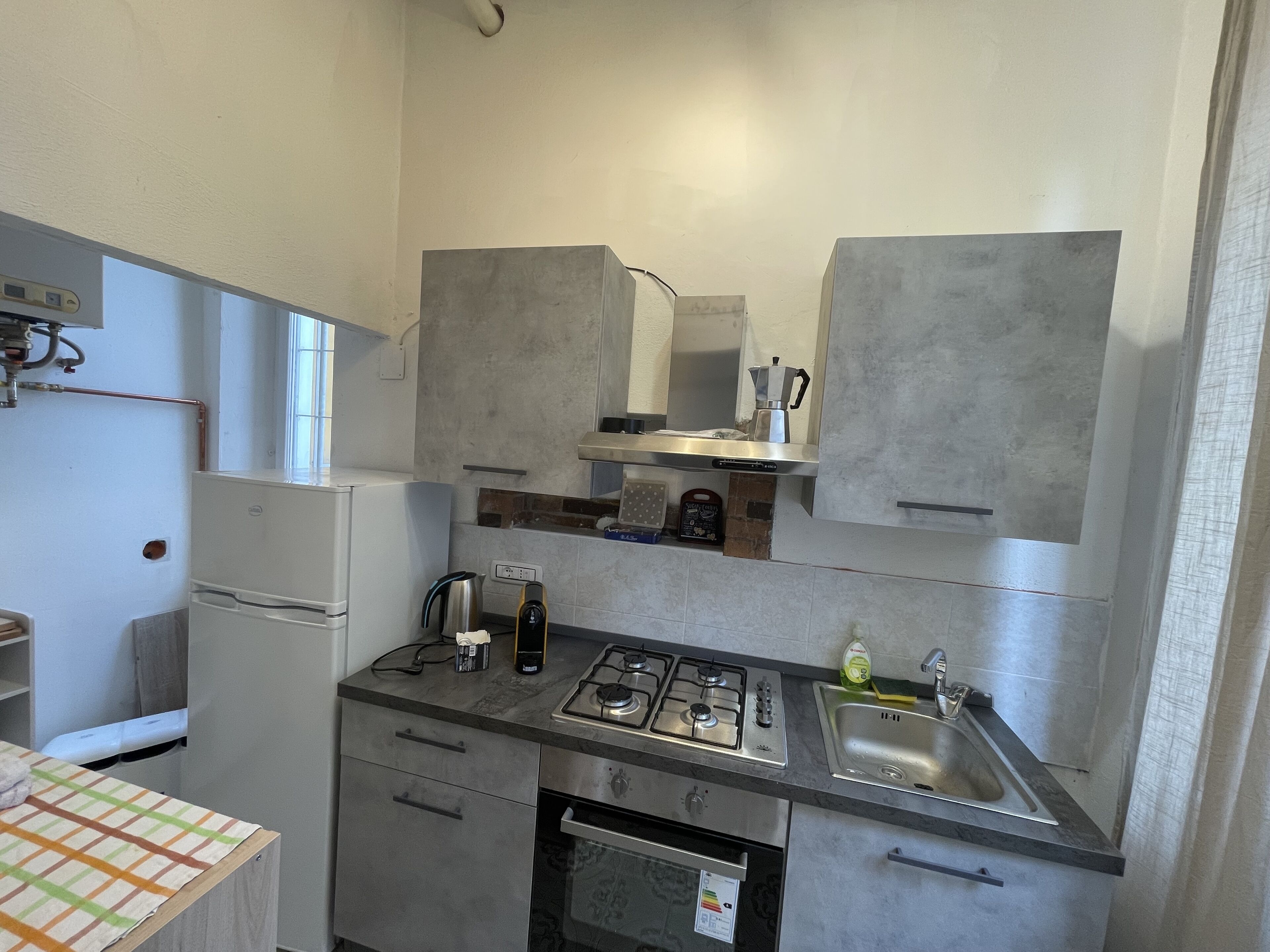 Kylskåp, mikrovågsugn, ugn och kaffe- och tebryggare