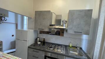 Kylskåp, mikrovågsugn, ugn och kaffe- och tebryggare