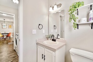 Een douche, een haardroger, handdoeken, zeep