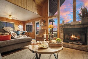 Smart TV, caminetto, videogiochi