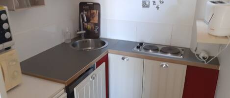 Frigorifero, microonde, forno, piano cottura