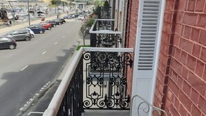 A balcony with a view of a busy street and buildings in the background. - Cocon Tréportais (76470 Le Tréport)