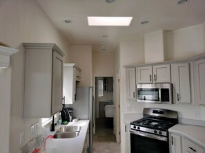 Jääkaappi, mikroaaltouuni, uuni, liesi