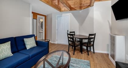Cozy Nook apt in Heart of Saugatuck, walk anywhere
