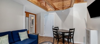 Cozy Nook apt in Heart of Saugatuck, walk anywhere
