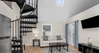 Apt in heart of DT Saugatuck river views from balc