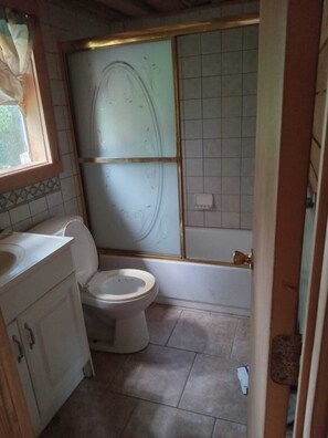 Towels, soap, shampoo, toilet paper