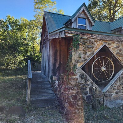 Charming 2-bedroom cabin on 18 Acres with WiFi, AC in Compton.  Hunting Perfect!